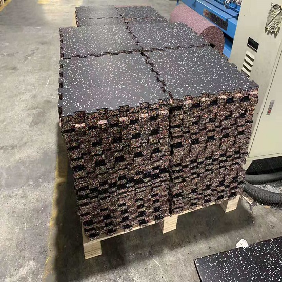 Interlocking rubber tile